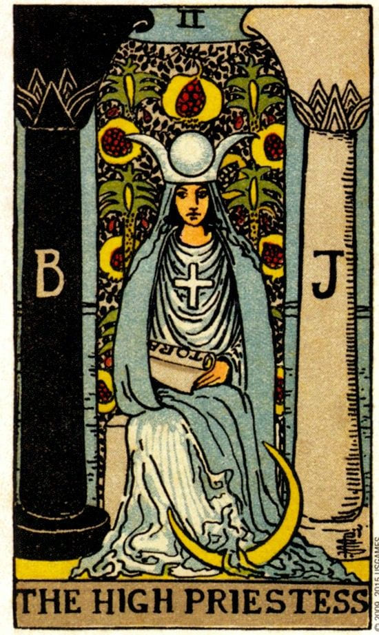 La Sacerdotisa en el Tarot: Intuición, Misterio y Saber Interior